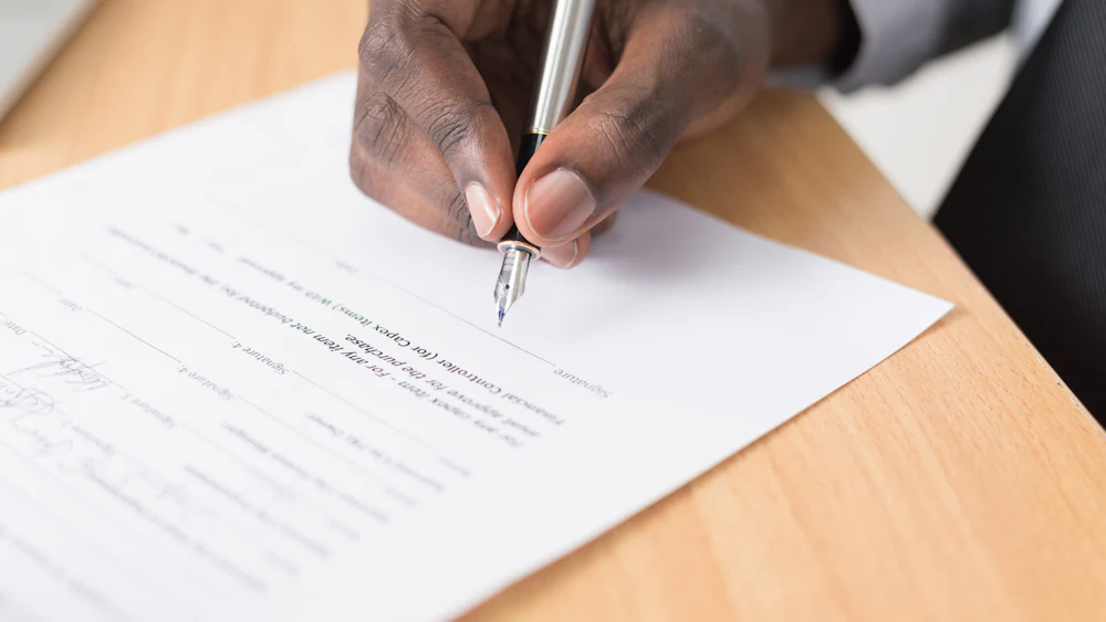 Retour client sur le changement d’expert-comptable Changement d'expert-comptable : écriture sur papier