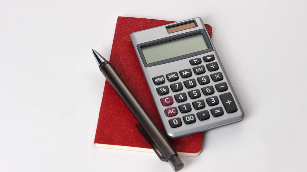 Retour client sur le changement d’expert-comptable Changement d'expert-comptable : calculatrice et stylo