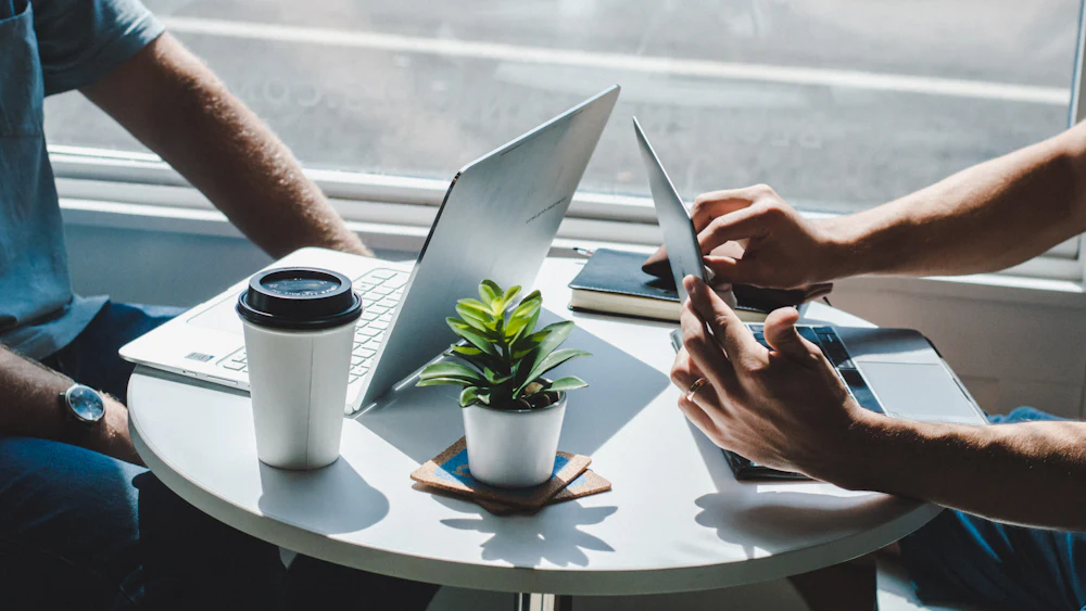 Contacter un expert-comptable : ordinateur portable gris
