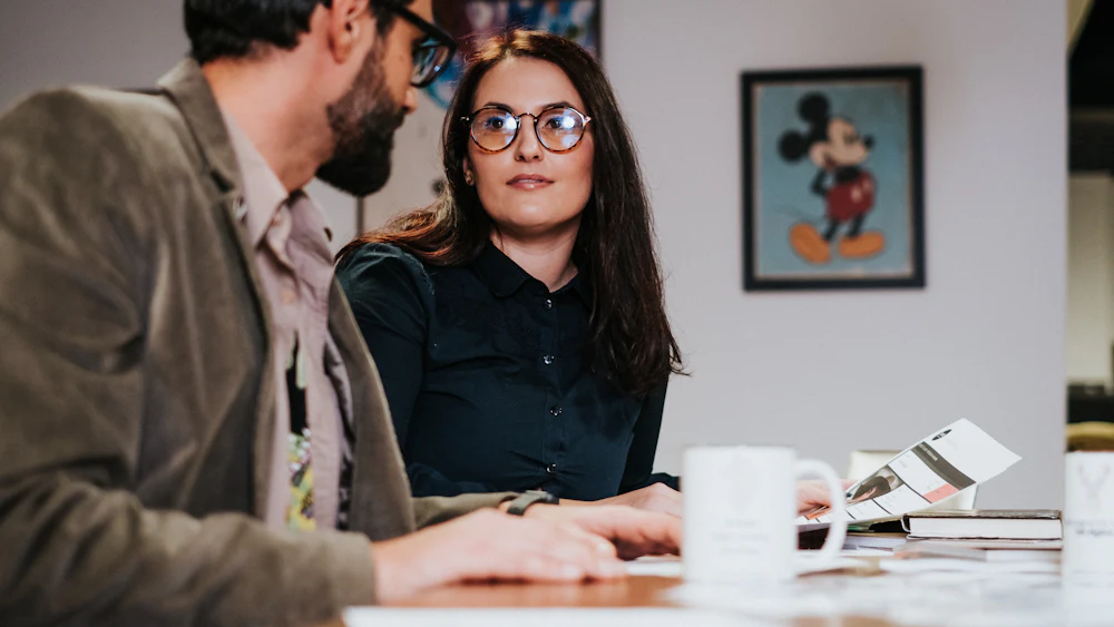 EURL ou SASU : homme et femme assis à une table