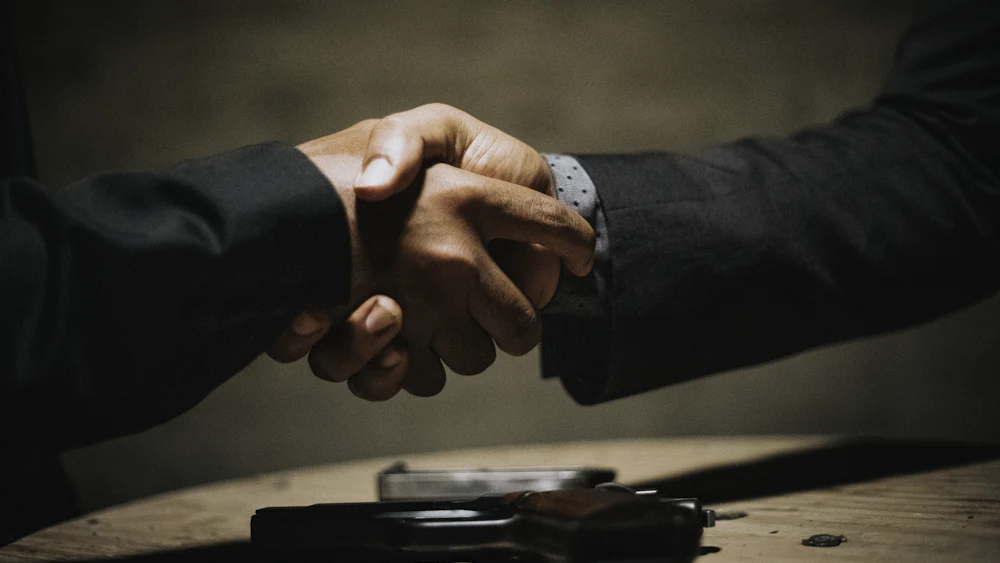 EURL ou SASU : poignée de main sur une table en bois