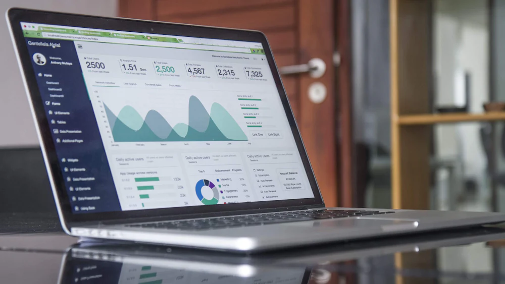 Expertise comptable : tableau de bord financier sur ordinateur
