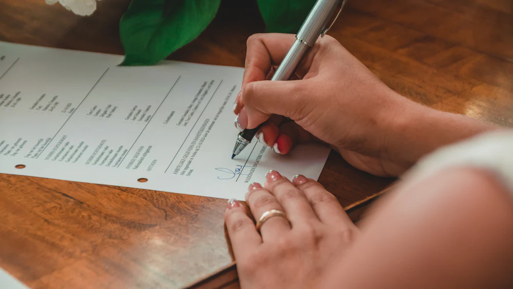 Passer de micro-entreprise à société : le bon moment, la bonne forme et les étapes Passer de micro-entreprise à société : stylo sur un document