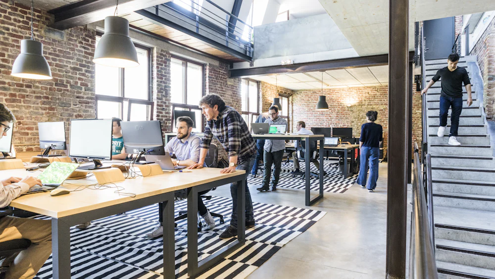 Passer de micro-entreprise à société : le bon moment, la bonne forme et les étapes Passer de micro-entreprise à société : accompagnement sur ordinateur