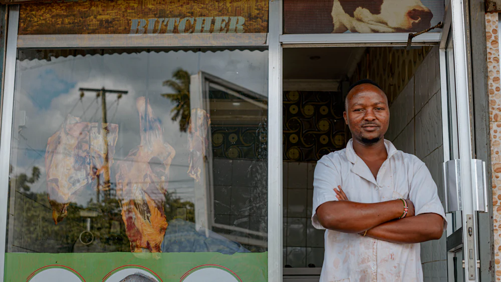 Passer de micro-entreprise à société : le bon moment, la bonne forme et les étapes Passer de micro-entreprise à société : commerçant devant sa boutique