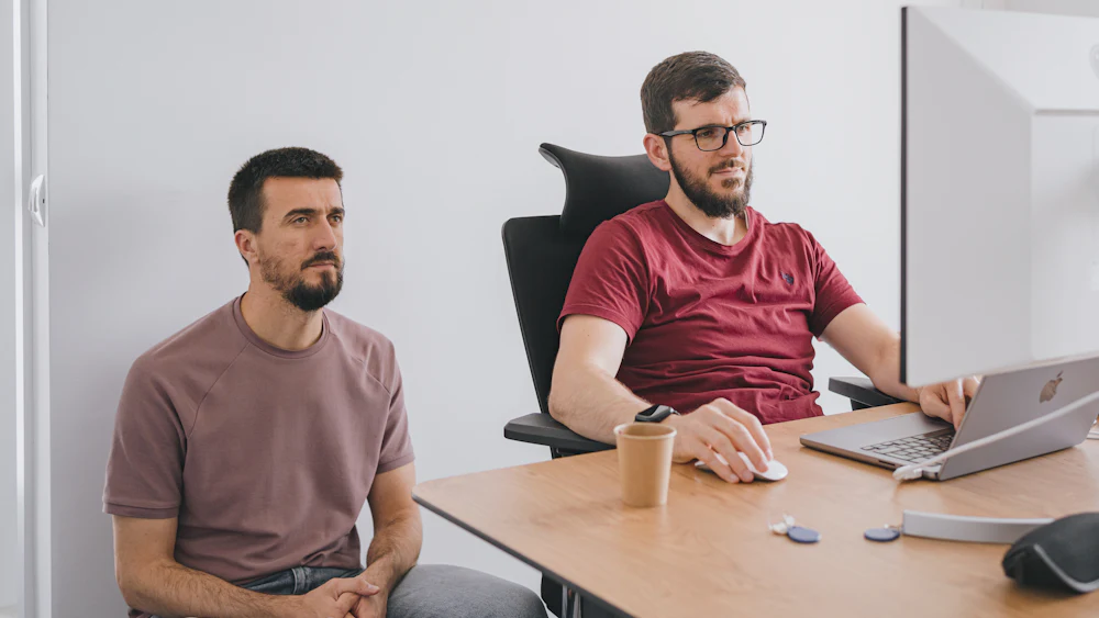 Plateforme agréée : comment choisir la vôtre pour la facture électronique Plateforme agréée : deux hommes travaillant sur un ordinateur