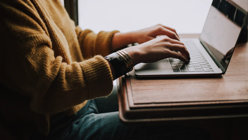 Tenue de comptabilité : devant l'ordinateur